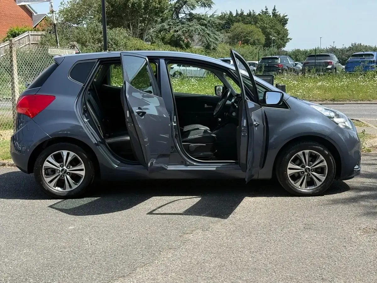 Used Kia Venga 125 HP (91 kW) 2016 Blue Hatchback