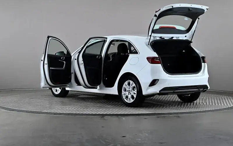 Used Kia Ceed 160 HP (117 kW) 2023 White Hatchback