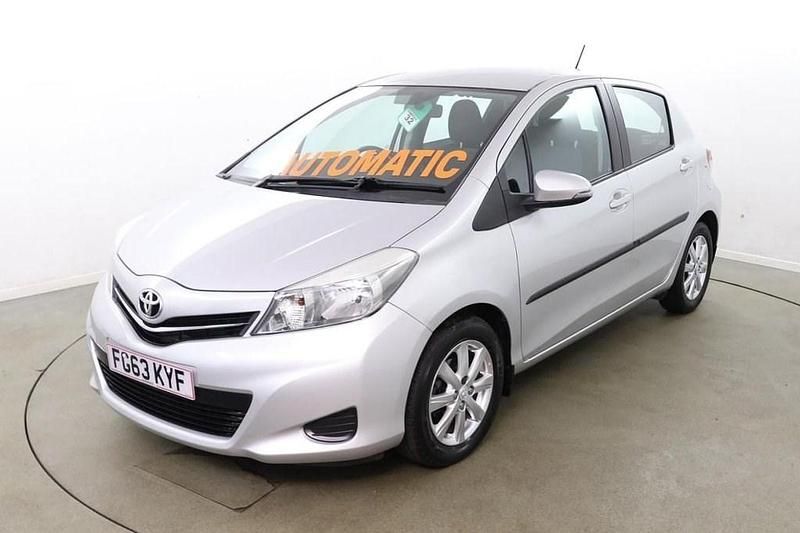 Begagnad Toyota Yaris Multidrive S 101 HK (74 kW) 2013 Silver Halvkombi