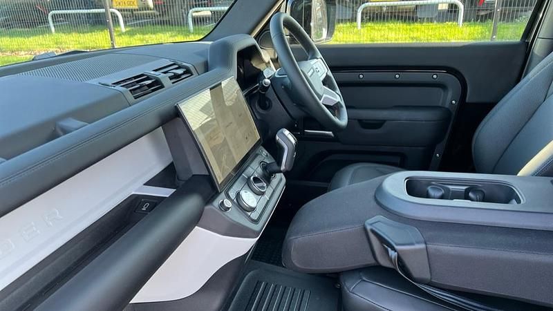 Used Land Rover Defender S 249 HP (183 kW) 2025 Metallic  santorini black SUV