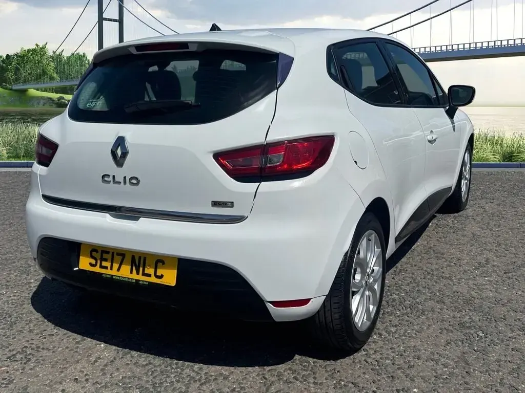 Used Renault Clio Dynamique 90 HP (66 kW) 2017 White Hatchback