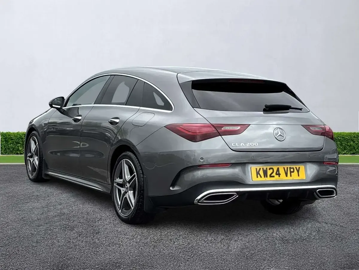 Begagnad Mercedes CLA200 Executive 2024 Grå Kombi