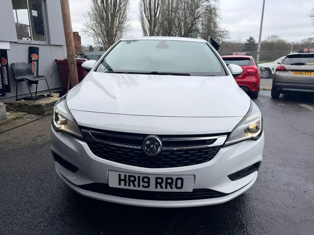 Used Vauxhall Astra S 150 HP (110 kW) 2019 White Hatchback