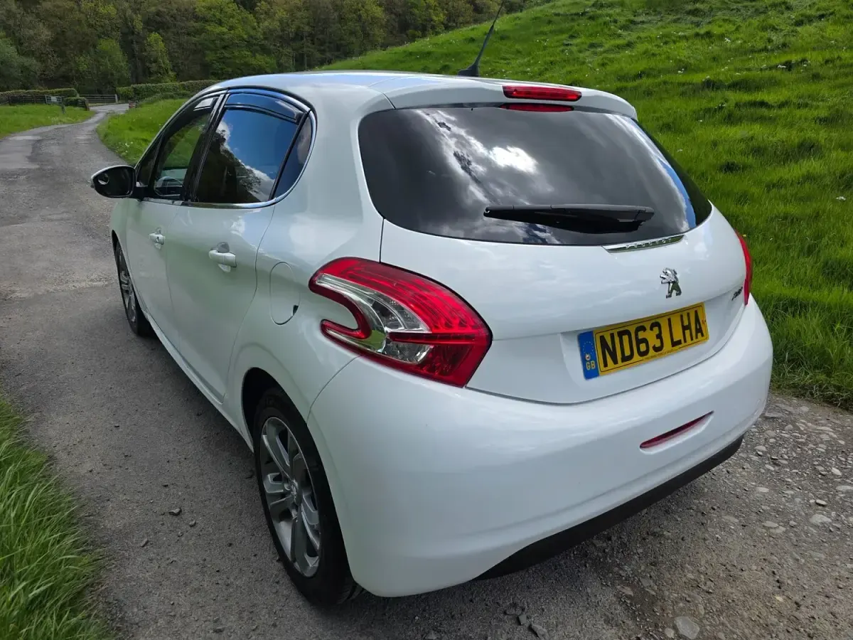Used Peugeot 208 Allure 68 HP (50 kW) 2014 White Hatchback
