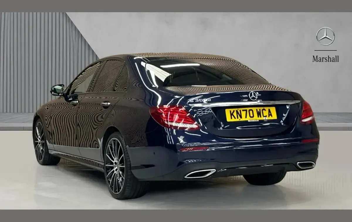 Usado Mercedes E300 AMG line 245 HP (180 kW) 2020 Azul Sedan