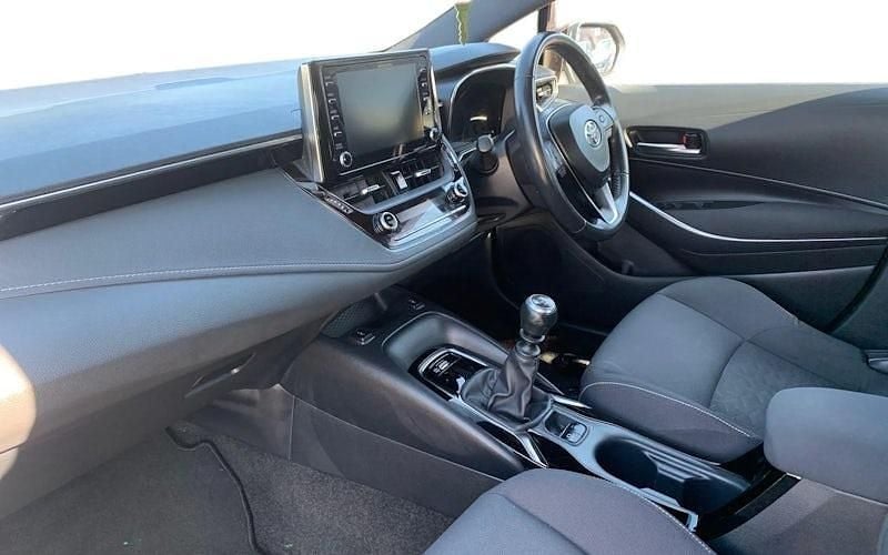 Begagnad Toyota Corolla 116 HK (85 kW) 2019 Silver Halvkombi