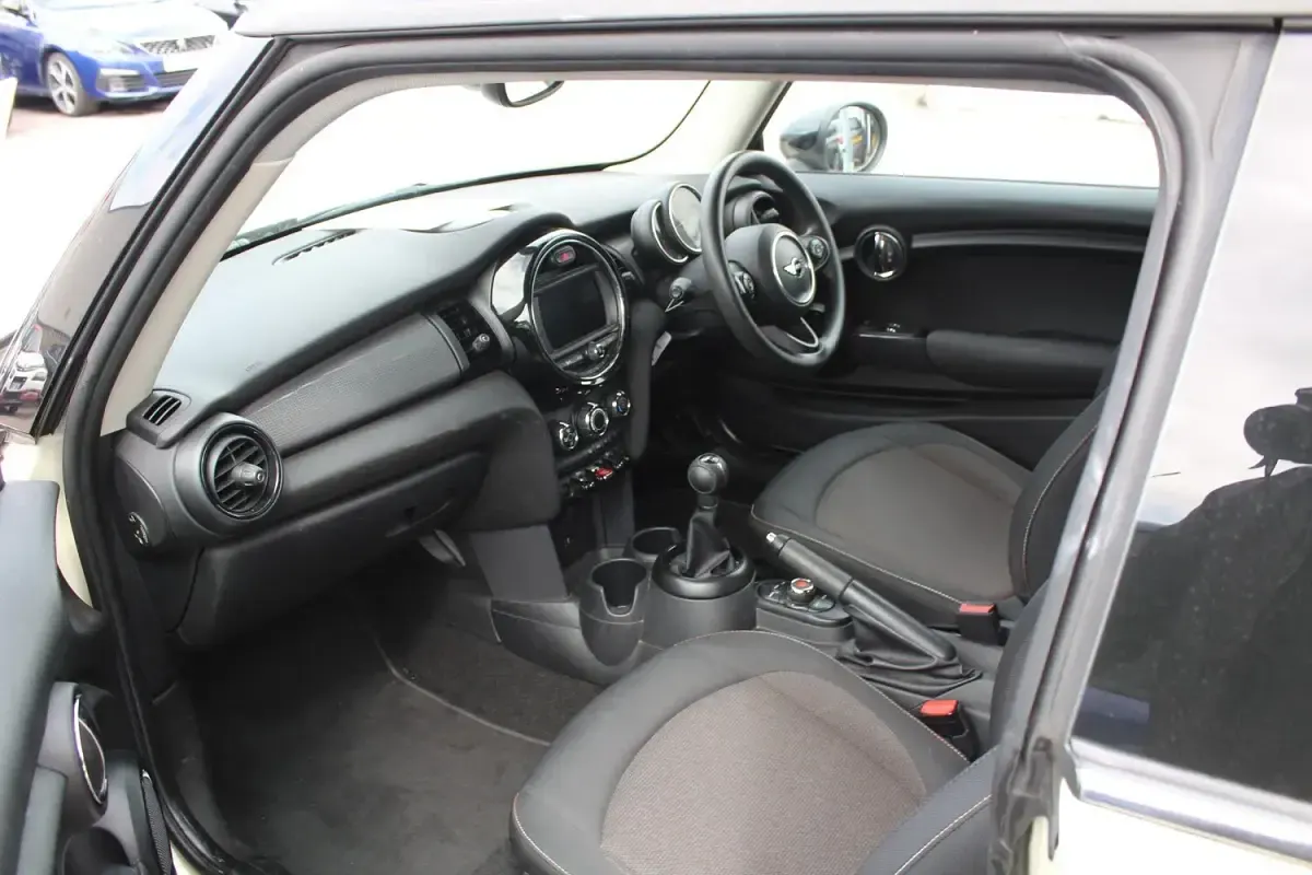 Used Mini Cooper Hatch 136 HP (100 kW) 2018 White Hatchback
