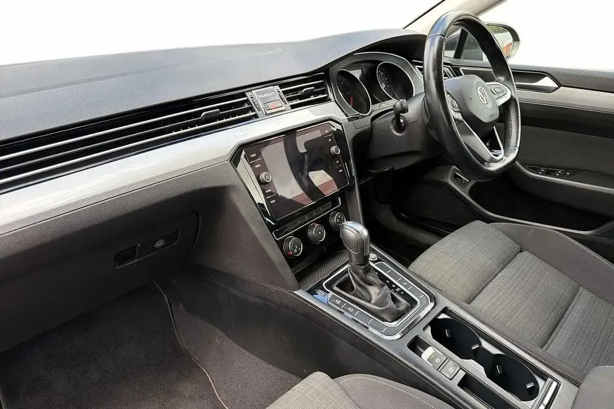 Used VW Passat SE 150 HP (110 kW) 2019 Grey Estate