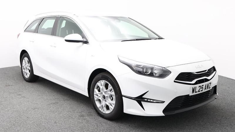 New Kia Ceed 138 HP (101 kW) 2025 Fusion white Hatchback