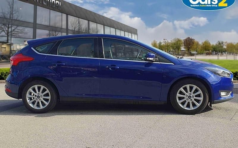 Used Ford Focus Titanium 125 HP (91 kW) 2017 Blue Hatchback