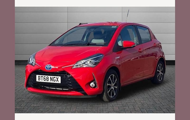 Used Toyota Yaris Hybrid 134 HP (98 kW) 2018 Chilli red Hatchback