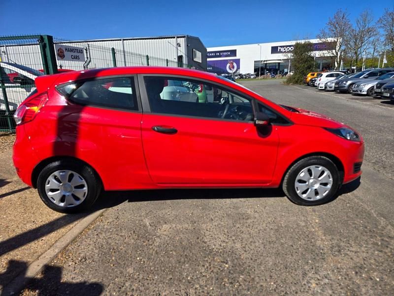 Used Ford Fiesta Studio 82 HP (60 kW) 2014 Red Hatchback
