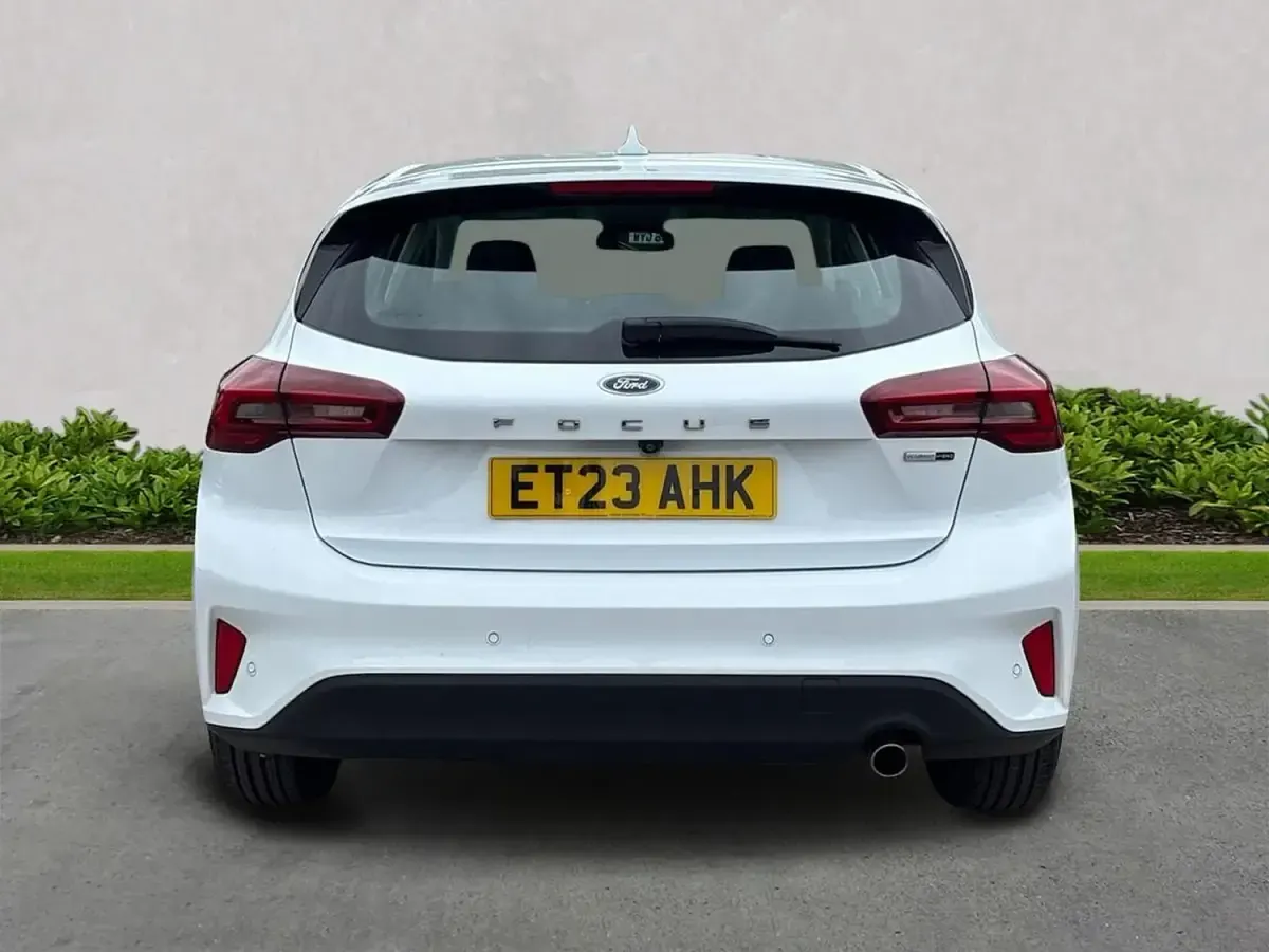 Begagnad Ford Focus Titanium 2023 Vit Halvkombi