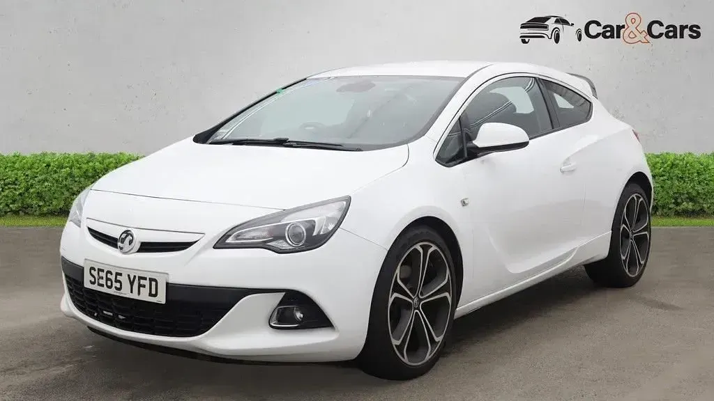 Used Vauxhall Astra GTC Edition 140 HP (102 kW) 2016 White Coupe