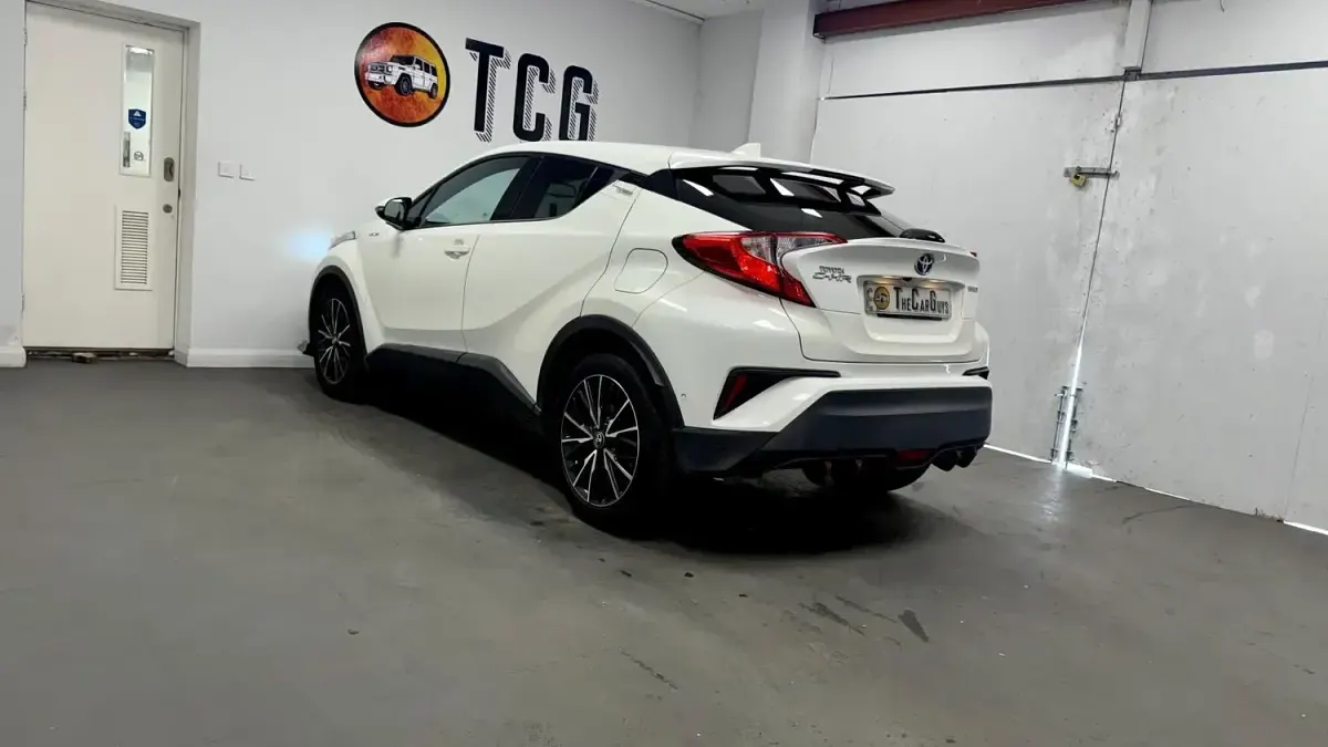 Used Toyota C-HR 122 HP (89 kW) 2017 White SUV