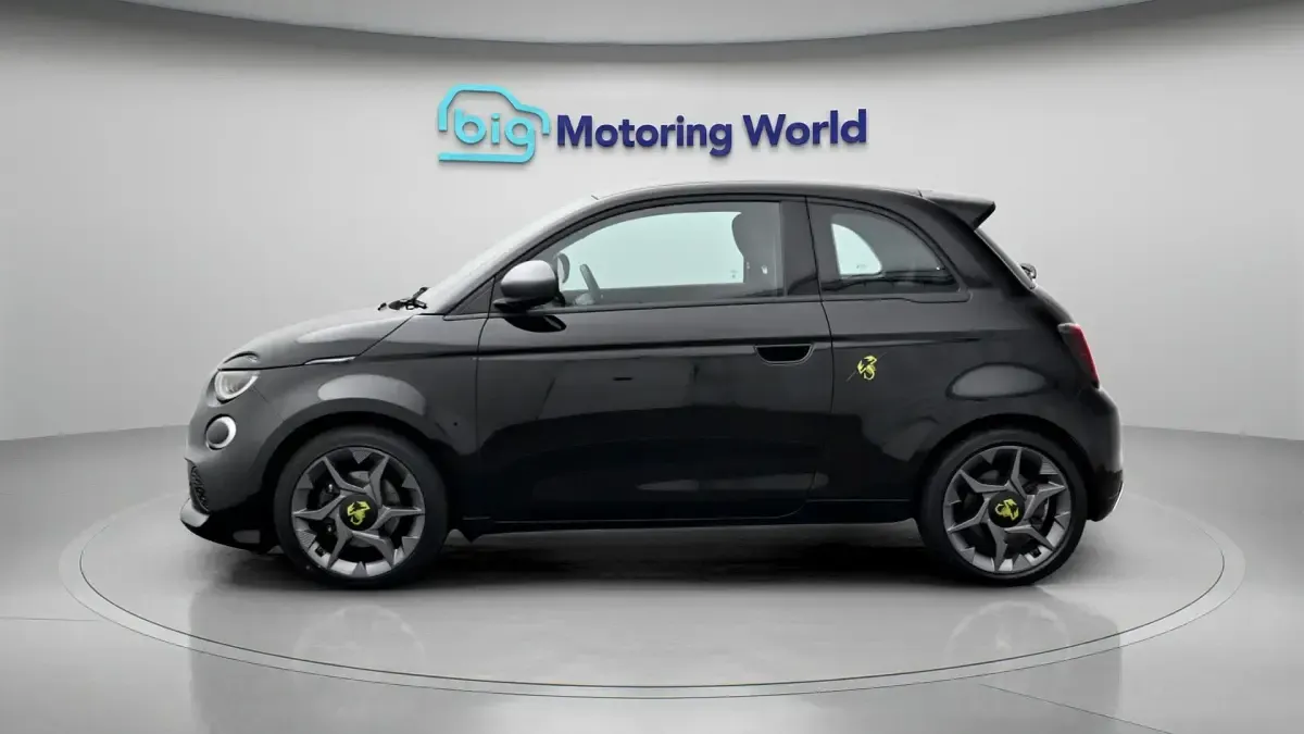 Begagnad Abarth 500e 114 kW (155 HK) 2024 Svart Halvkombi