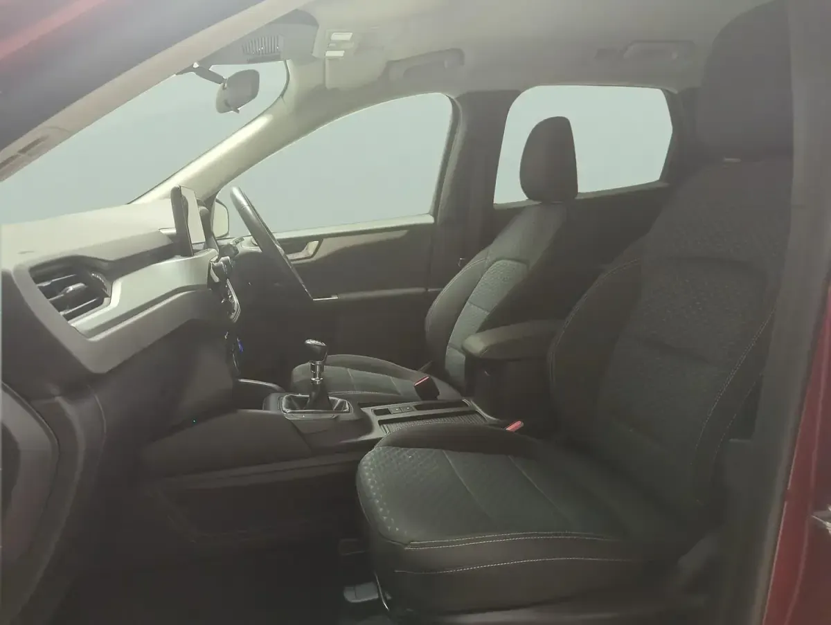 Käytetty Ford Kuga Zetec 120 HP (88 kW) 2022 Punainen Katumaasturi