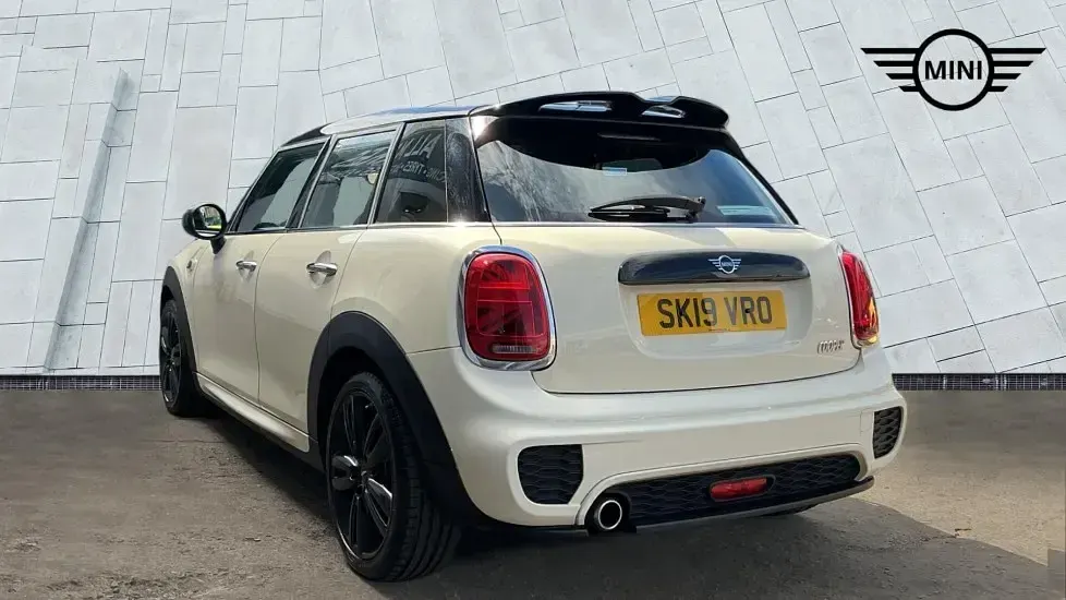 Used Mini Cooper Hatch 134 HP (98 kW) 2019 White Hatchback