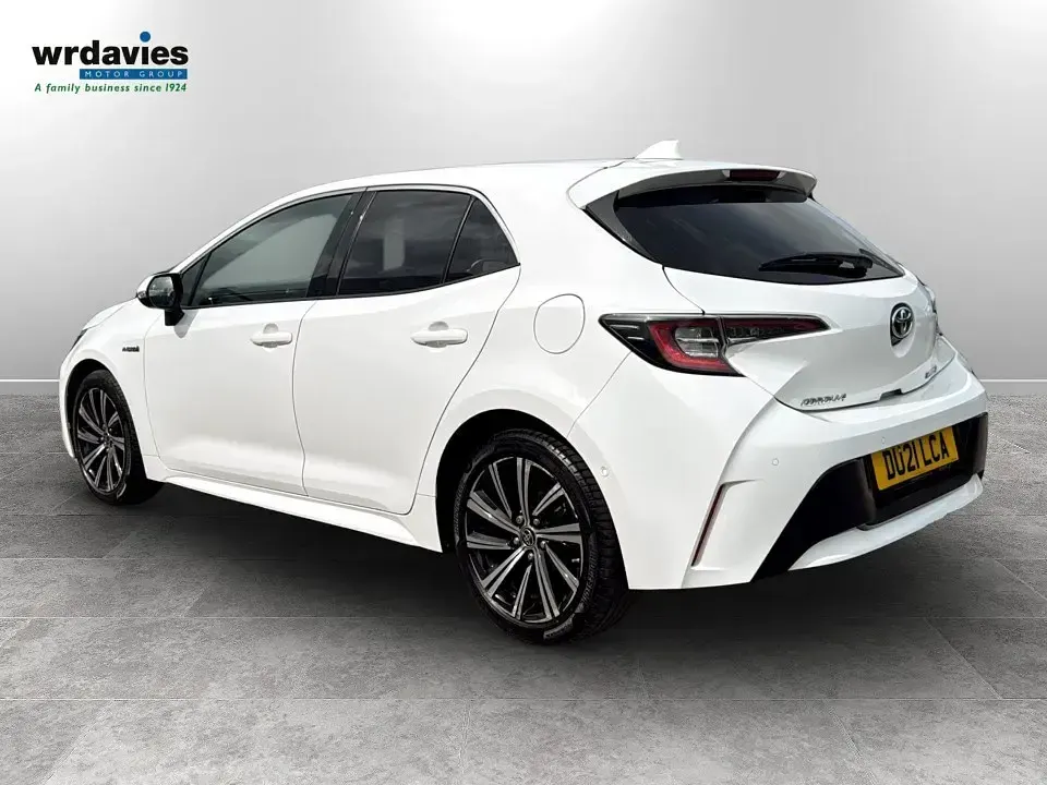 Used Toyota Corolla Design 122 HP (89 kW) 2021 Pure white Hatchback