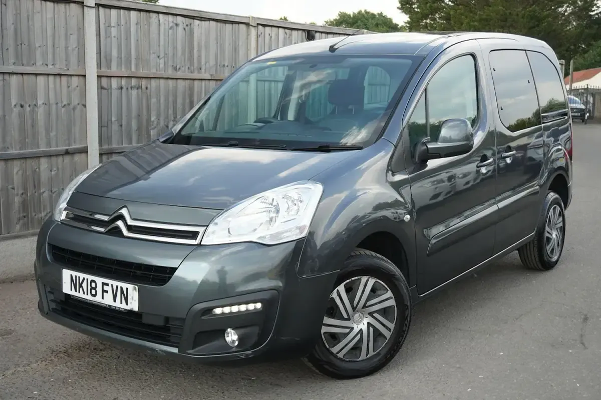 Used Citroën Berlingo Feel 100 HP (73 kW) 2018 Grey MPV