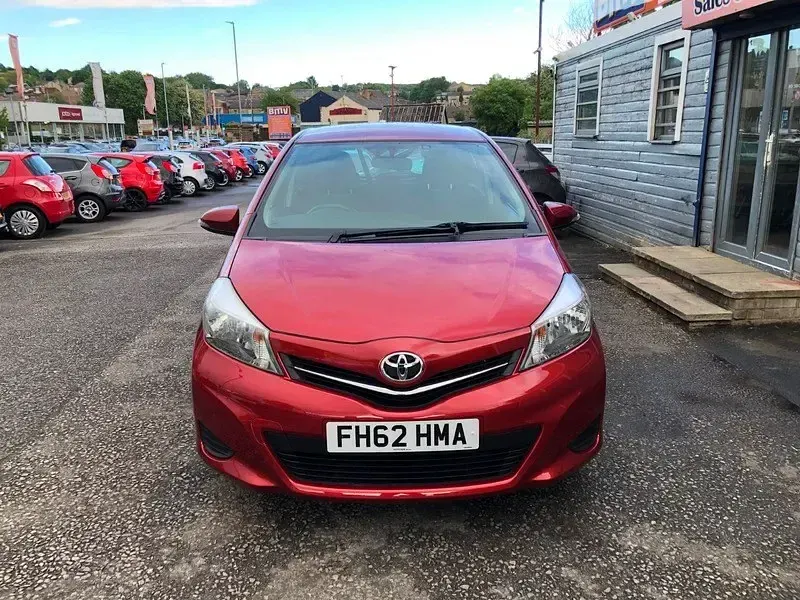Używany Toyota Yaris 99 KM (72 kW) 2012 Czerwony Hatchback
