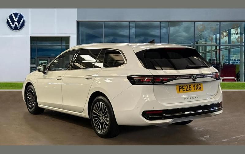 Used VW Passat Elegance 200 HP (147 kW) 2025 White Estate