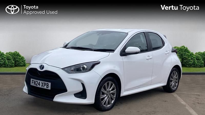 Used Toyota Yaris Hybrid 116 HP (85 kW) 2024 White Hatchback