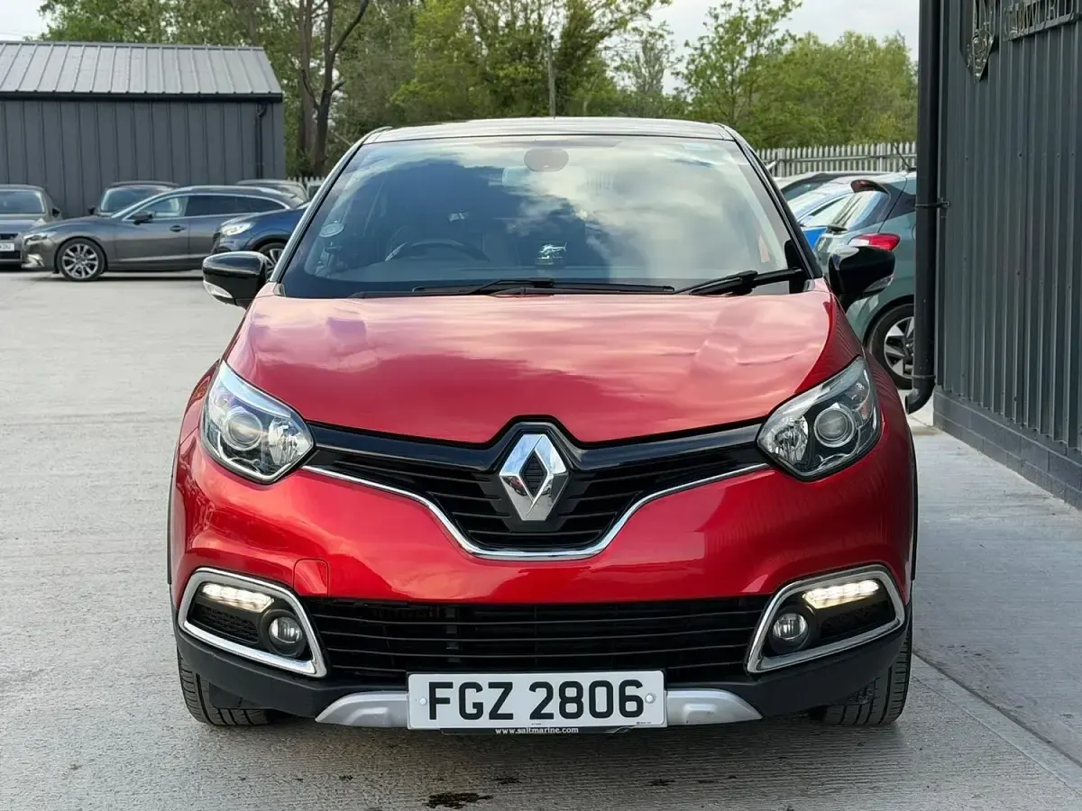 Used Renault Captur Signature 90 HP (66 kW) 2017 Red/black SUV