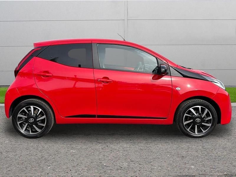 Begagnad Toyota Aygo Trend 70 HK (51 kW) 2021 Röd Halvkombi