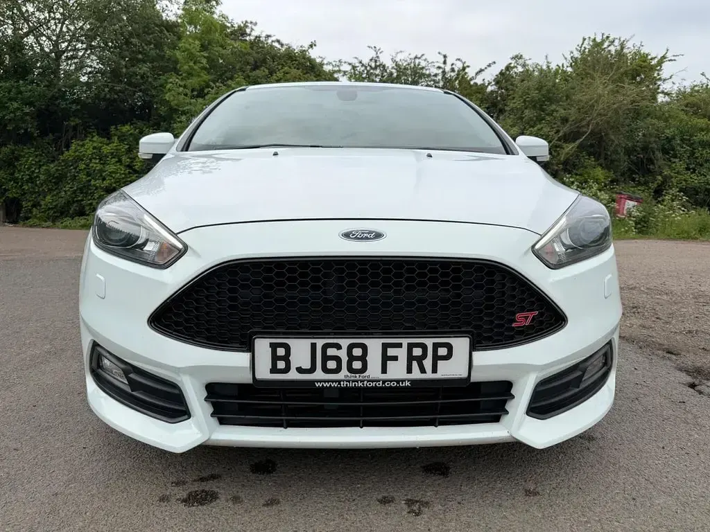 Used Ford Focus ST 185 HP (136 kW) 2018 White Hatchback