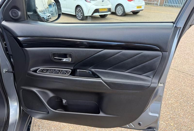 Used Mitsubishi Outlander P-HEV 200 HP (147 kW) 2016 Grey SUV