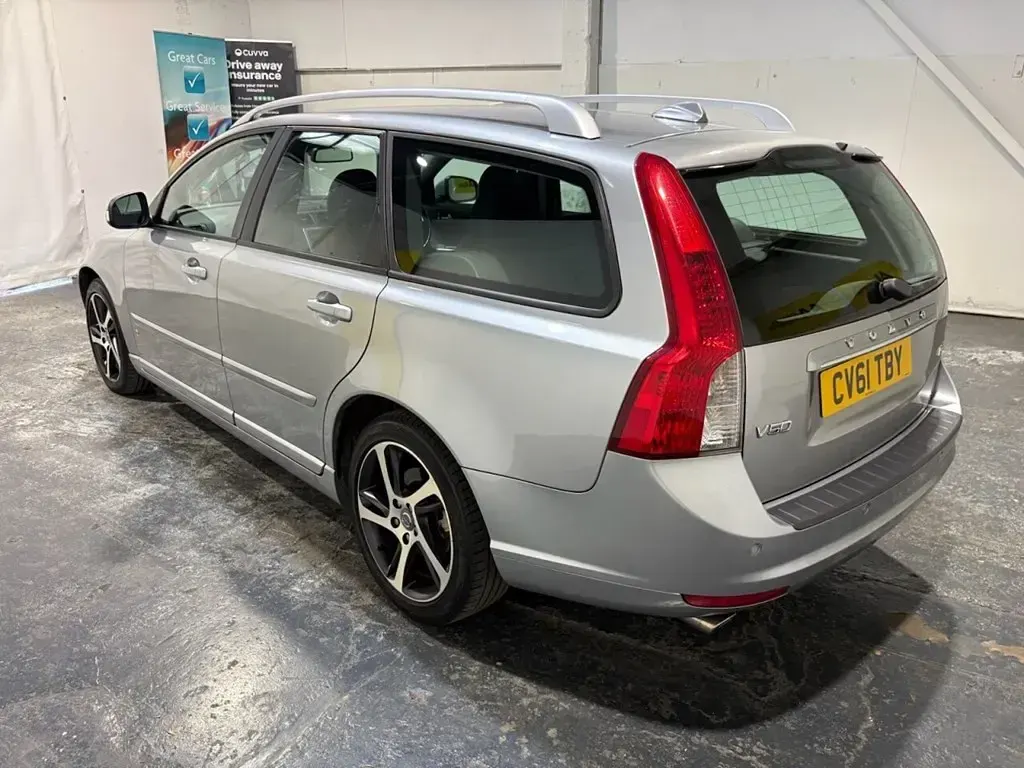 Begagnad Volvo V50 SE Lux 150 HK (110 kW) 2011 Silver Kombi