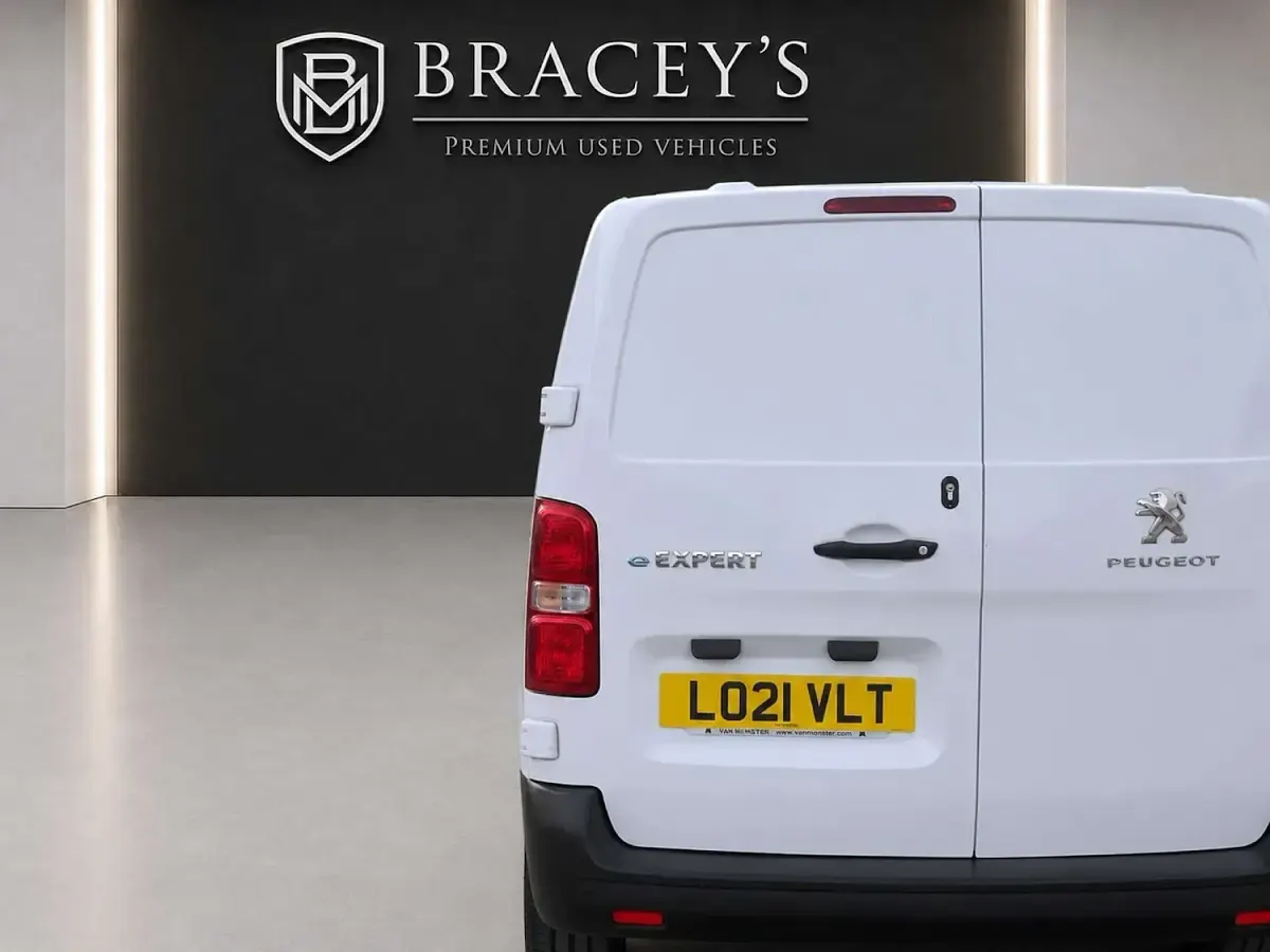 Used Peugeot e-Expert 100 kW (136 HP) 2021 White Van