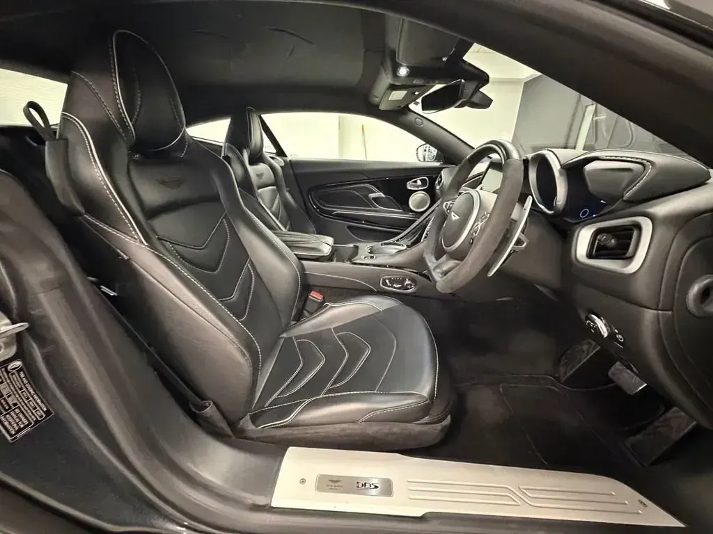 Begagnad Aston Martin DBS 715 HK (525 kW) 2019 Grå Sportkupé