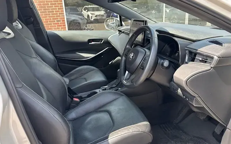 Used Toyota Corolla 140 HP (102 kW) 2023 Silver Hatchback