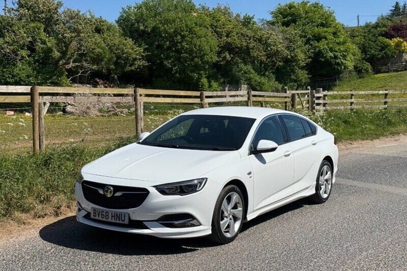 White Used 2018 Vauxhall Insignia SRi Hatchback | £8,995 (Fair price) - Image 1/1