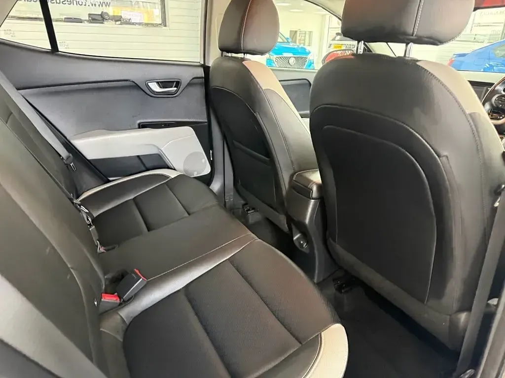 Used Kia Stonic 118 HP (86 kW) 2019 White SUV