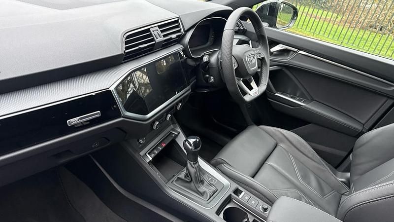 Używany Audi Q3 Black Edition 150 KM (110 kW) 2025 Niebieski SUV