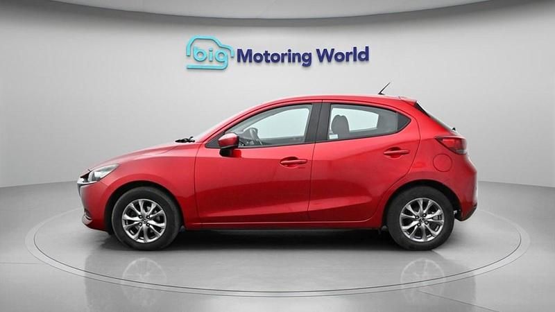 Begagnad Mazda 2 75 HK (55 kW) 2023 Röd Halvkombi
