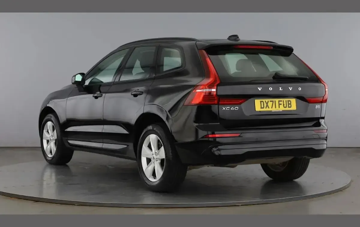 Used Volvo XC60 Momentum 247 HP (181 kW) 2021 Black SUV