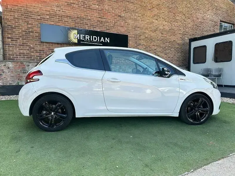 Käytetty Peugeot 208 GT-line 2015 Valkoinen Viistoperä