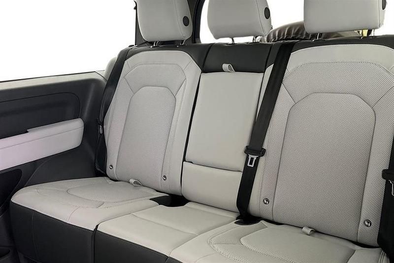 Usado Land Rover Defender SE Dynamic 249 HP (183 kW) 2025 Azul SUV
