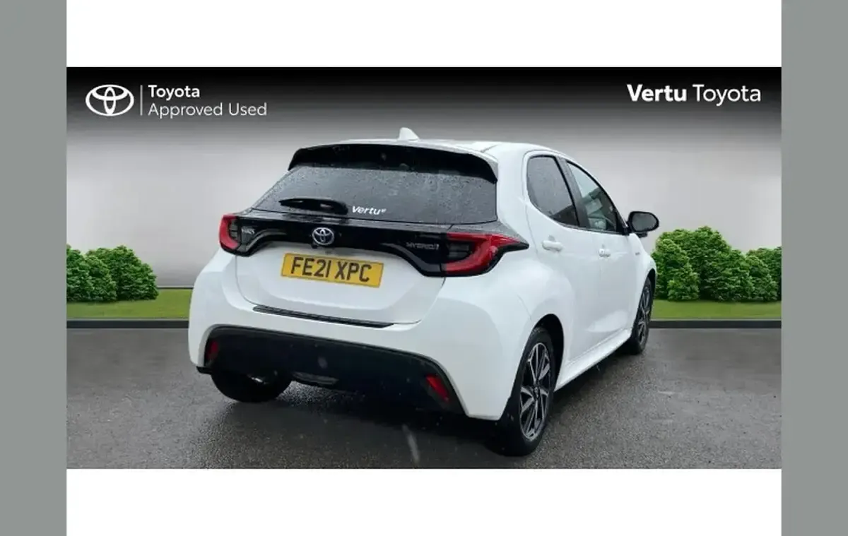 Used Toyota Yaris Design 113 HP (83 kW) 2021 White Hatchback