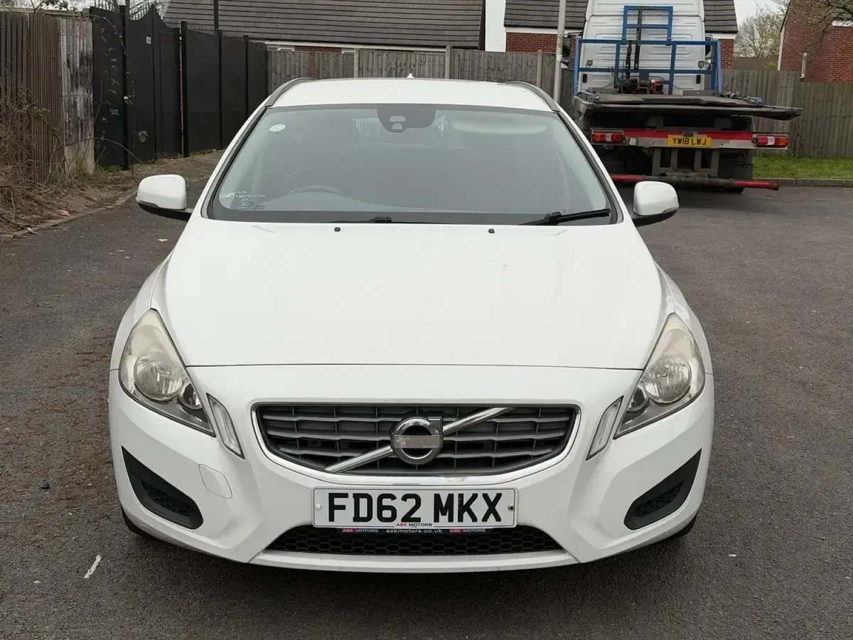 Używany Volvo V60 SE 115 KM (84 kW) 2012 Biały Kombi