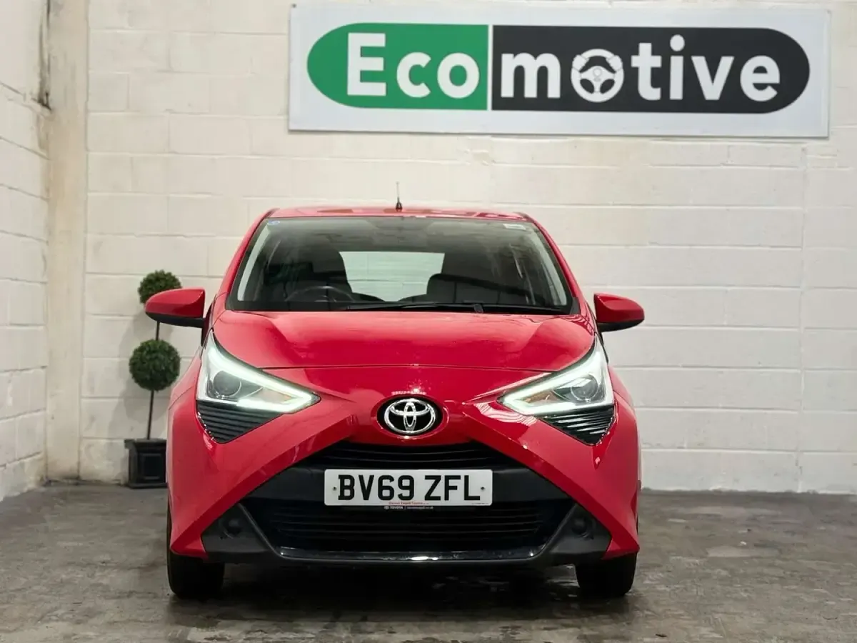 Used Toyota Aygo X-play 72 HP (52 kW) 2019 Red Hatchback