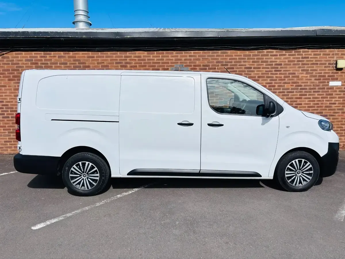 Used Peugeot Expert Premium 142 HP (104 kW) 2023 White Van
