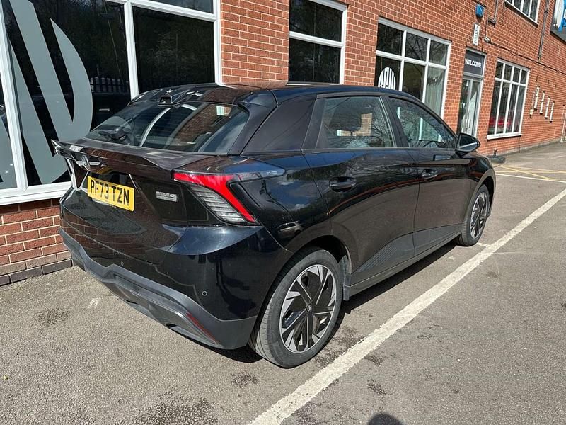 Begagnad MG MG4 EV SE 319 kW (435 HK) 2023 Svart Halvkombi
