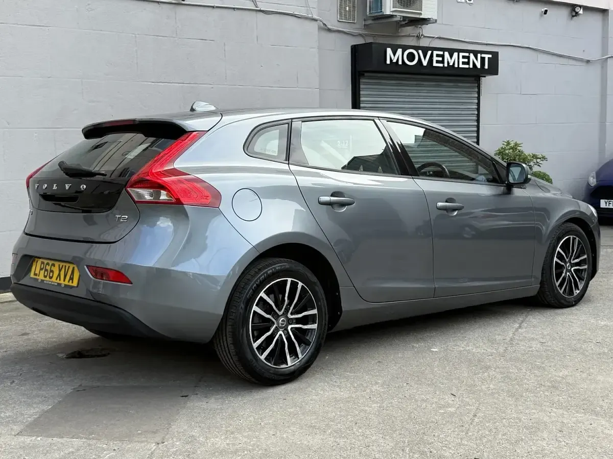 Used Volvo V40 Momentum 122 HP (89 kW) 2017 Grey Hatchback