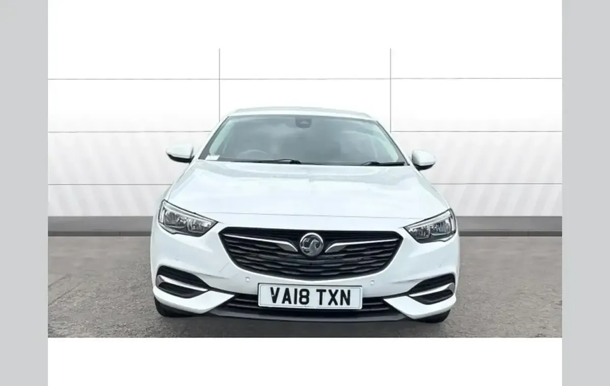 Used Vauxhall Insignia Design Edition 165 HP (121 kW) 2018 White Hatchback