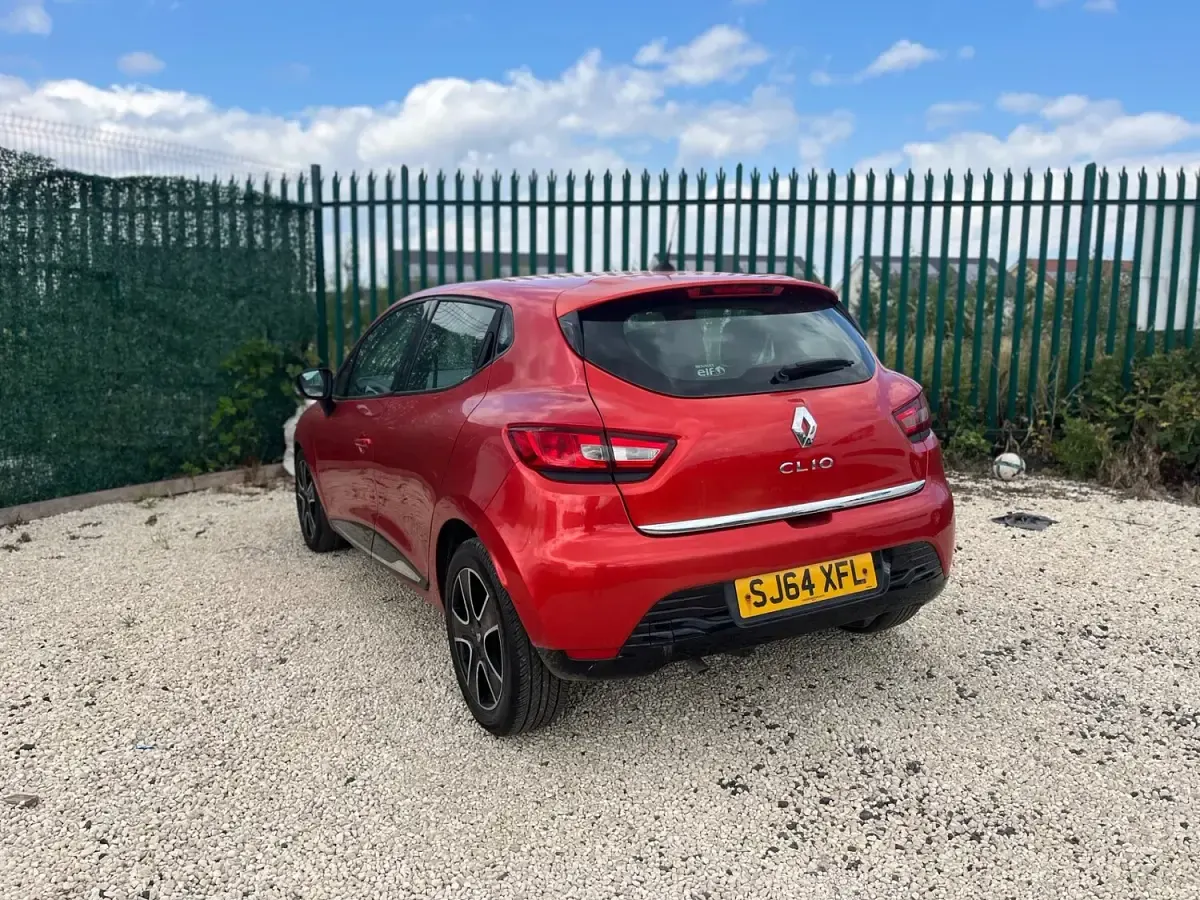 Used Renault Clio Dynamique 75 HP (55 kW) 2014 Red Hatchback
